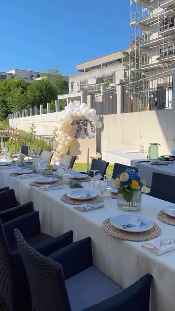 Festtafel mit Ballongirlande im Garten